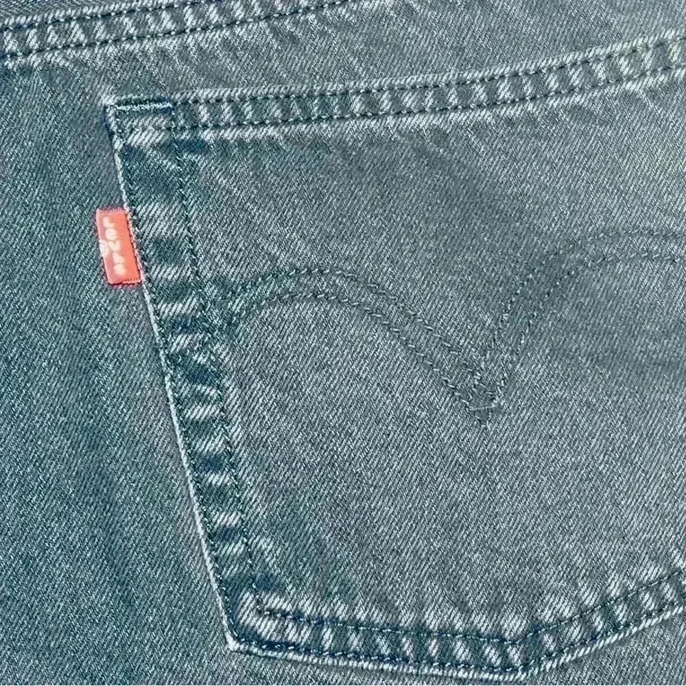 WOMEN’S LEVI’S 501 ORIGINAL BLACK DISTRESSED JEAN SHORTS•SIZE 33•NWT•